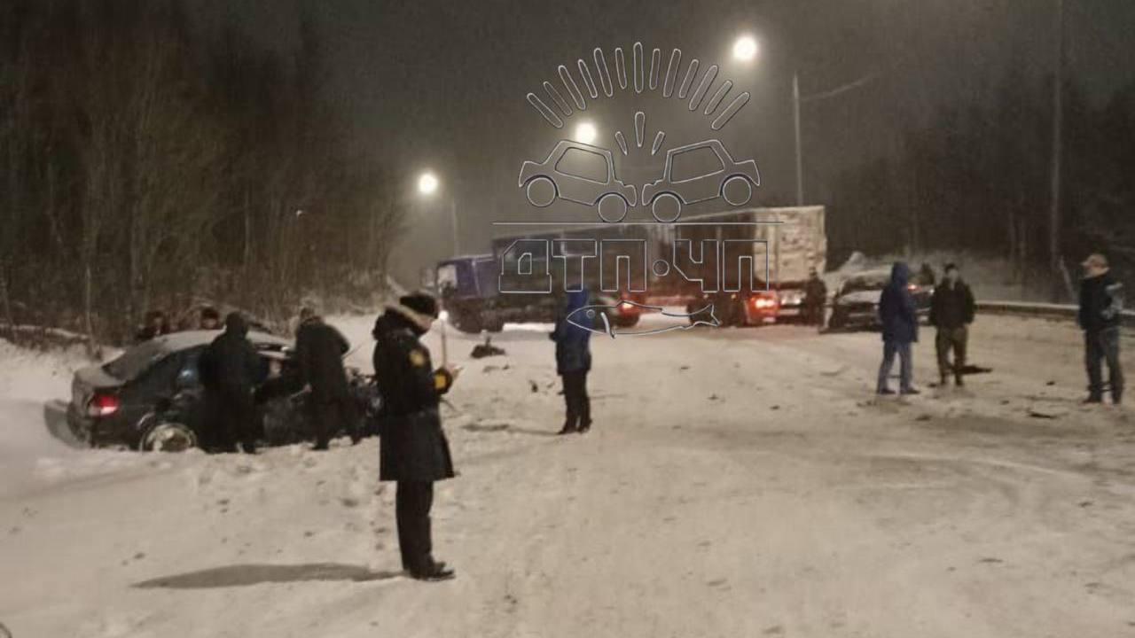 Три человека пострадали в аварии с грузовиком в районе Дровяного